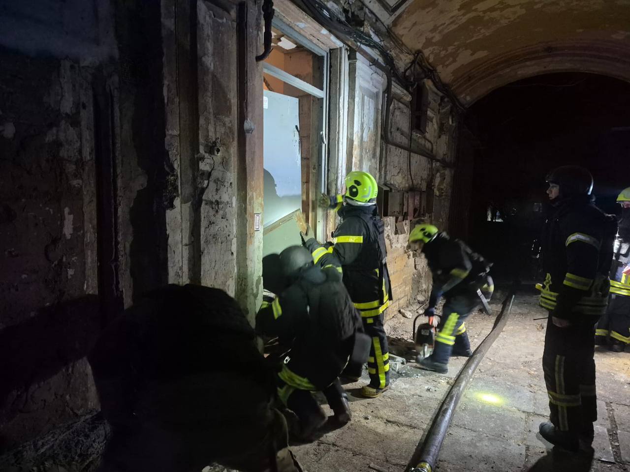 РФ масовано атакувала Одесу дронами: пошкоджено обʼєкт інфраструктури та будинки, постраждали десятки людей. Фото