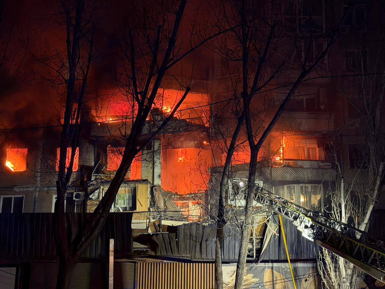 РФ масовано атакувала Одесу дронами: пошкоджено обʼєкт інфраструктури та будинки, постраждали десятки людей. Фото