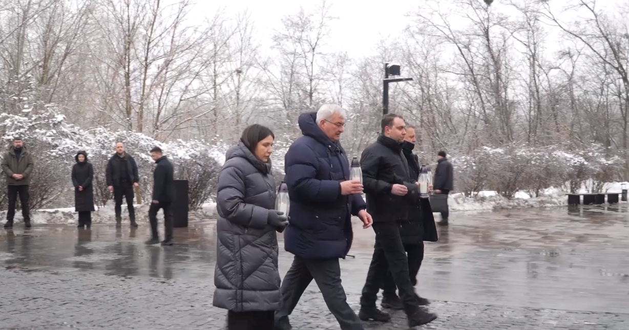 "Это четкий урок истории": Зеленский почтил память жертв Холокоста и призвал мир действовать. Видео