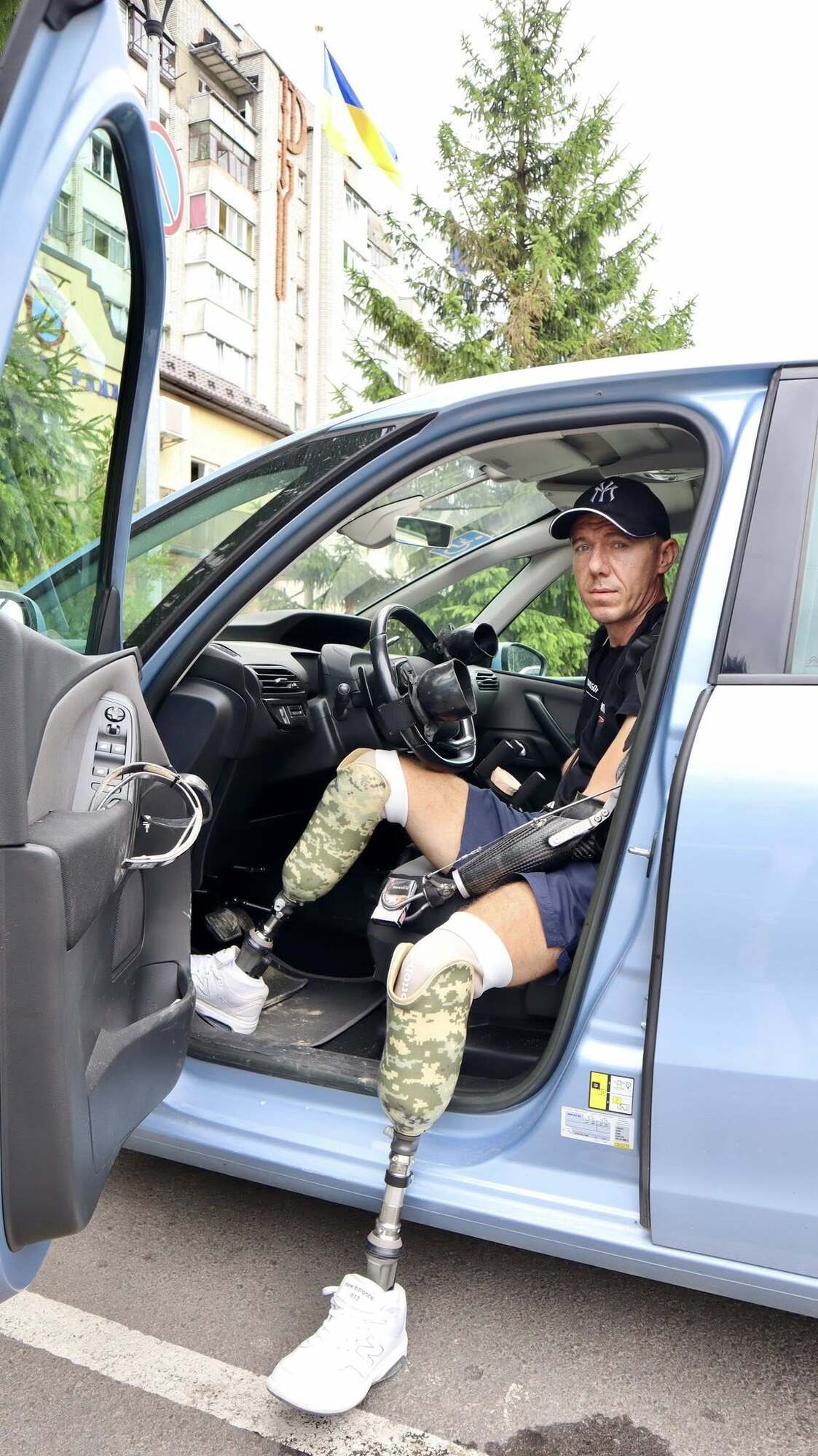 Впервые в Украине: защитник, который потерял на войне четыре конечности, стал на лыжи. Фото и видео