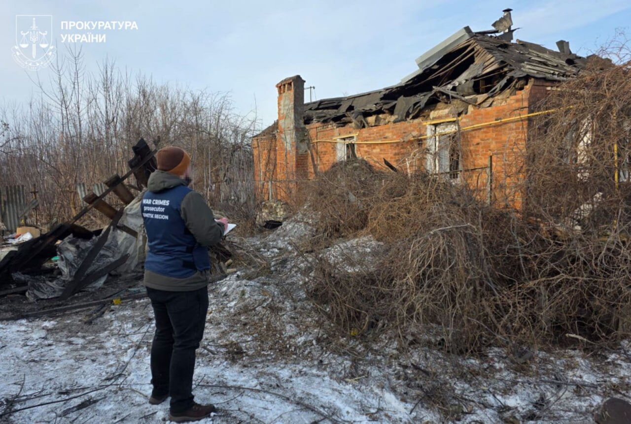 ФАБи влучили в приватний сектор: окупанти ударом по Слов'янську вбили подружжя, їх син поранений. Фото та відео