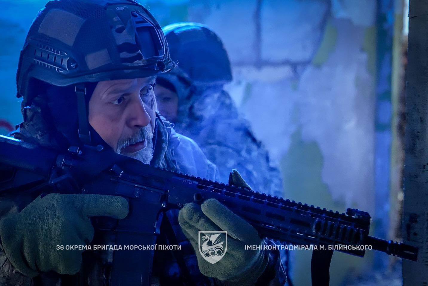 "Даже посреди кошмара войны есть место для любви": морпех в Константиновке нашел гитару и посвятил песню своей жене. Видео