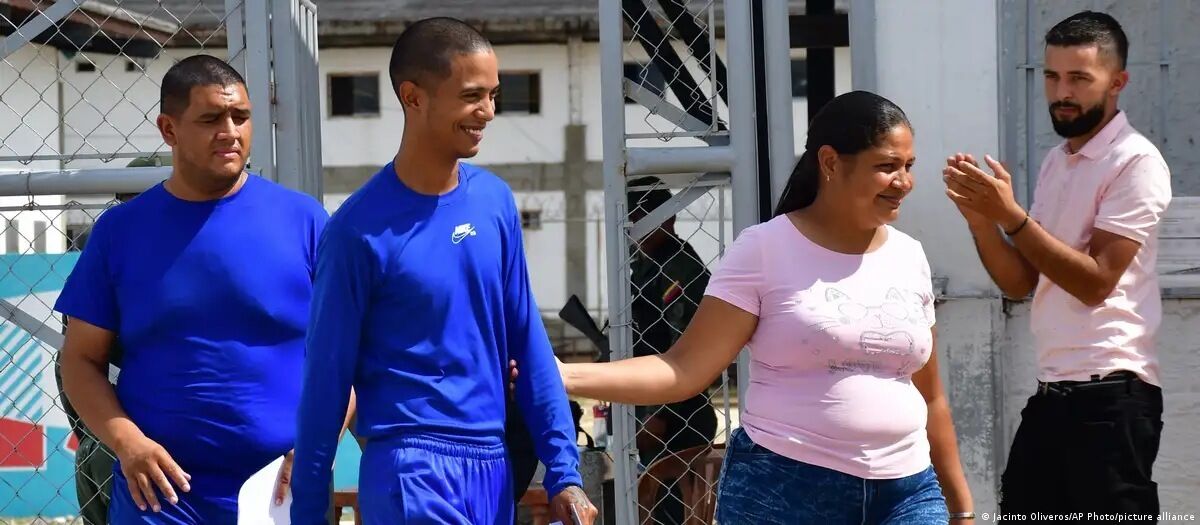 Под давлением США в Венесуэле освободили более 100 политзаключенных режима Мадуро