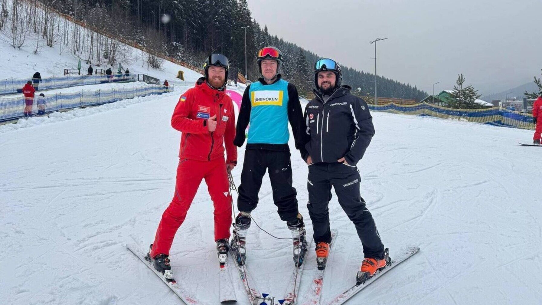 Впервые в Украине: защитник, который потерял на войне четыре конечности, стал на лыжи. Фото и видео