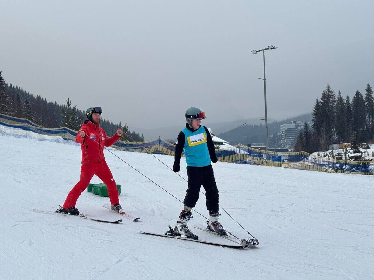 Впервые в Украине: защитник, который потерял на войне четыре конечности, стал на лыжи. Фото и видео