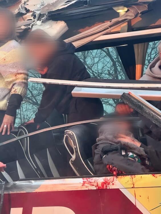 "Мы сразу побежали за турникетами": как неравнодушные очевидцы спасали пострадавших в ДТП с автобусом рейса Вена – Киев на Львовщине. Фото