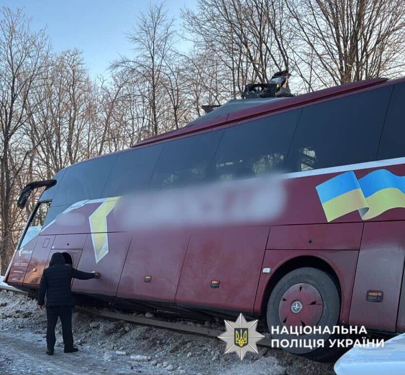 "Мы сразу побежали за турникетами": как неравнодушные очевидцы спасали пострадавших в ДТП с автобусом рейса Вена – Киев на Львовщине. Фото