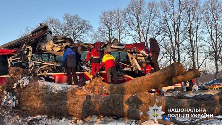 "Мы сразу побежали за турникетами": как неравнодушные очевидцы спасали пострадавших в ДТП с автобусом рейса Вена – Киев на Львовщине. Фото