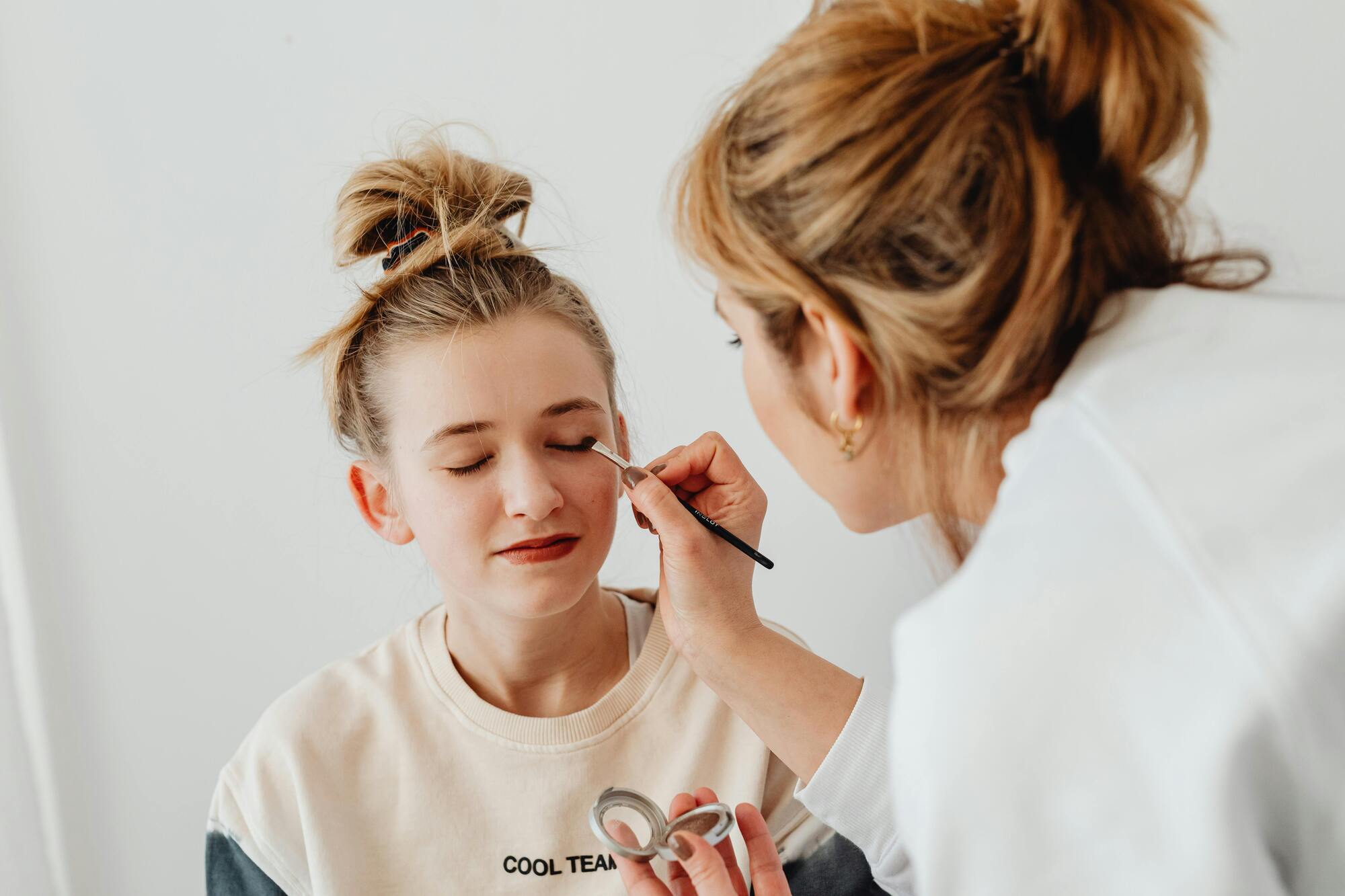 Никогда так не делайте: визажистка назвала худшие ошибки в макияже