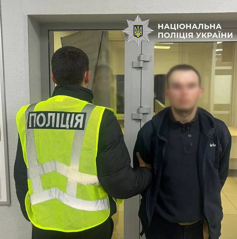 У Києві двоє чоловіків жорстоко побили та пограбували військового. Подробиці справи та фото