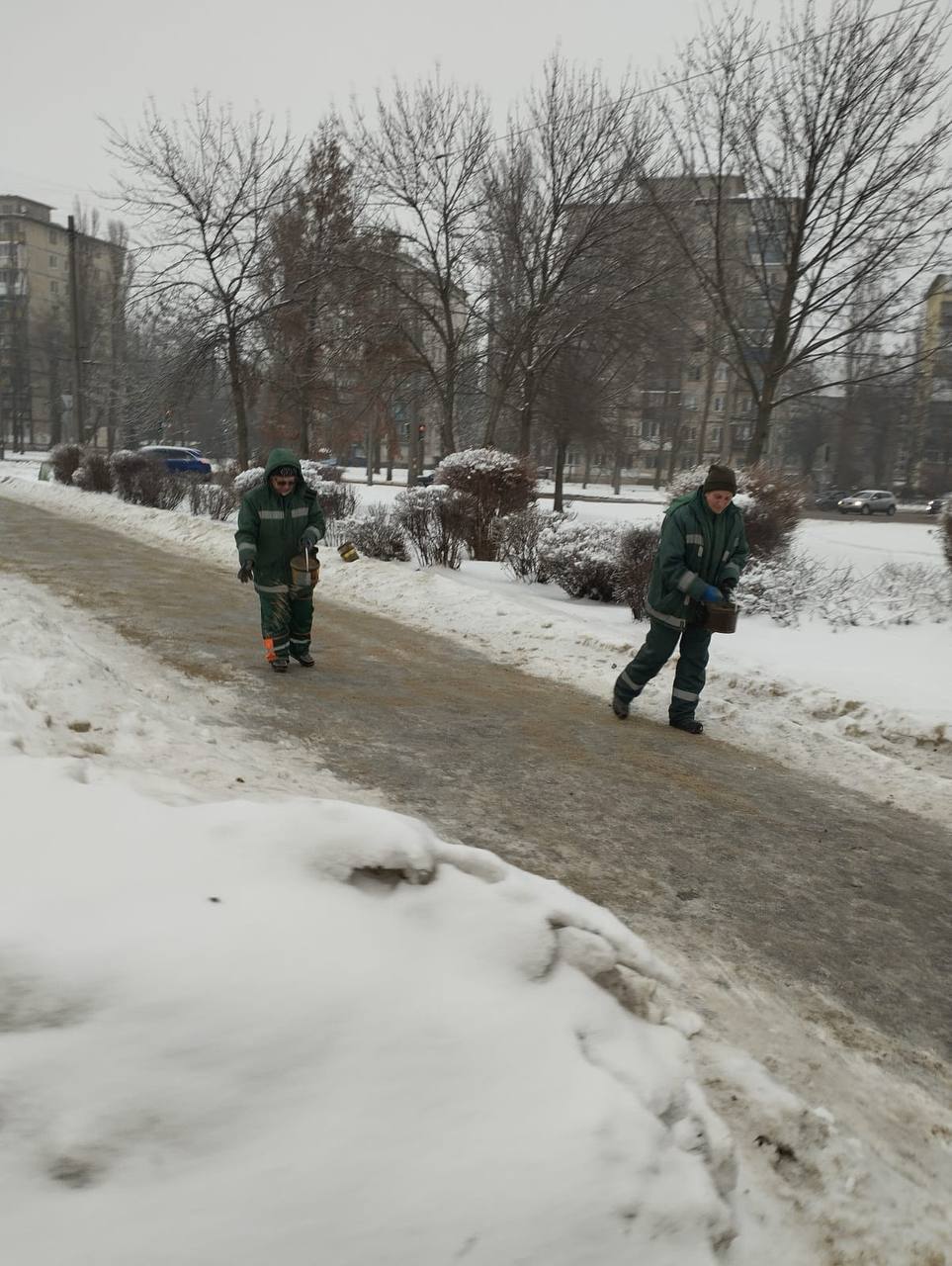 Задіяно понад 200 одиниць спецтехніки: у КМДА розповіли, як у Києві борються із ожеледицею. Фото та відео
