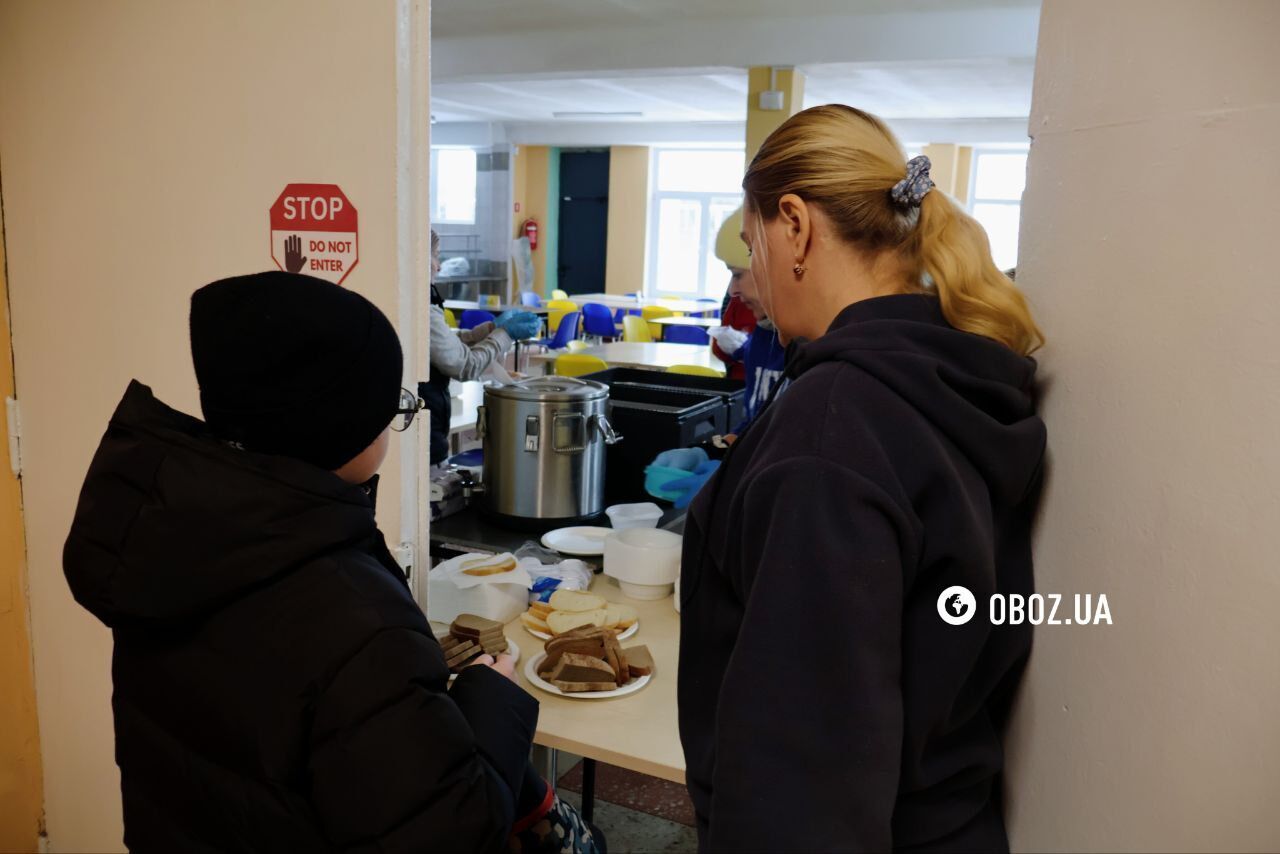 Гаряча їжа, тепло та місця для ночівлі: який вигляд мають "пункти незламності" у школах Києва на Троєщині. Фоторепортаж