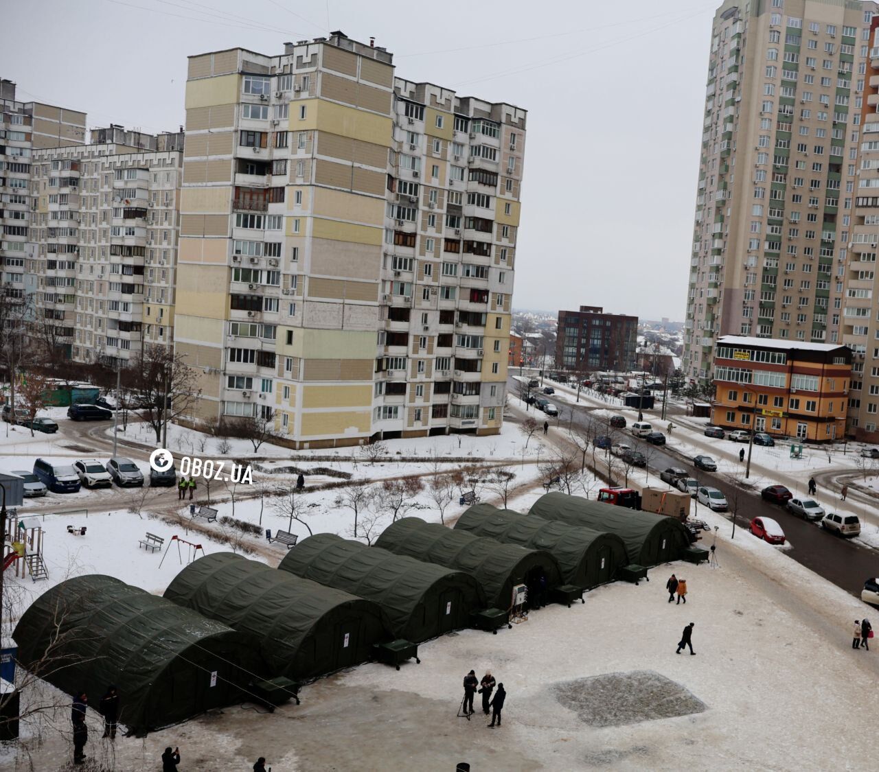 Гаряча їжа, тепло та місця для ночівлі: який вигляд мають "пункти незламності" у школах Києва на Троєщині. Фоторепортаж