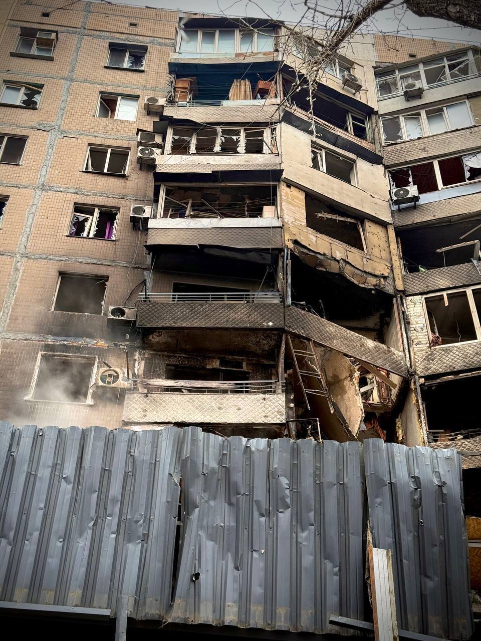 РФ массированно атаковала Одессу дронами: повреждены объект инфраструктуры и дома, есть жертва, пострадали десятки людей. Фото и видео