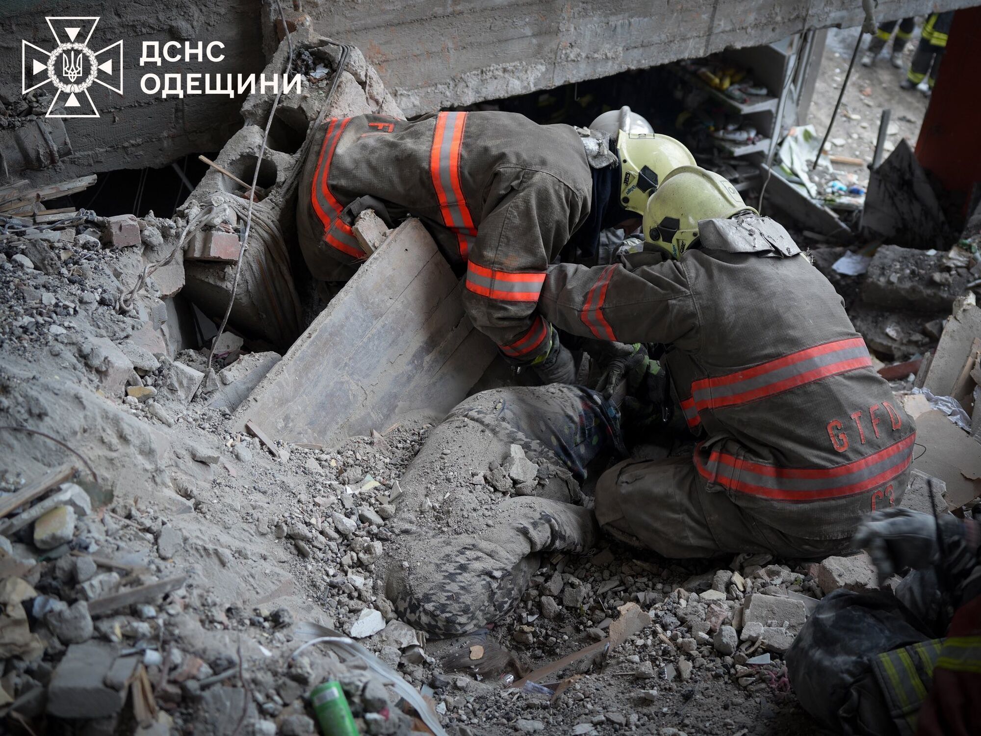 РФ масовано атакувала Одесу дронами: пошкоджено обʼєкт інфраструктури та будинки, є жертви, постраждали десятки людей. Фото і відео