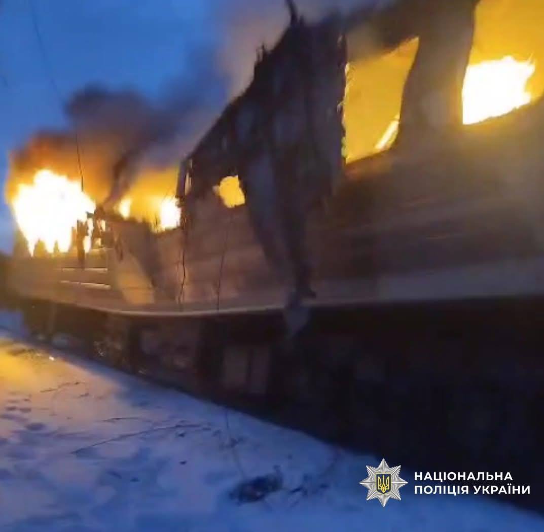 На Харківщині під російський обстріл потрапив пасажирський поїзд: є загиблі та постраждалі. Фото, відео