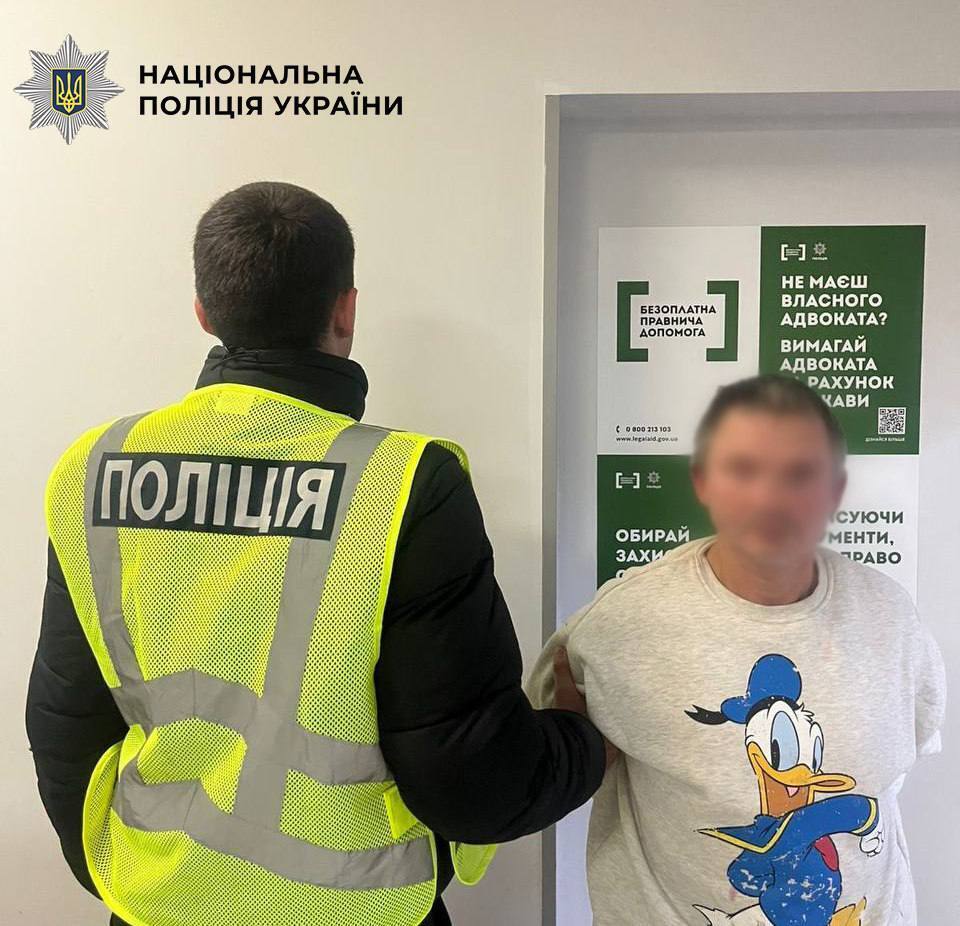У Києві двоє чоловіків жорстоко побили та пограбували військового. Подробиці справи та фото