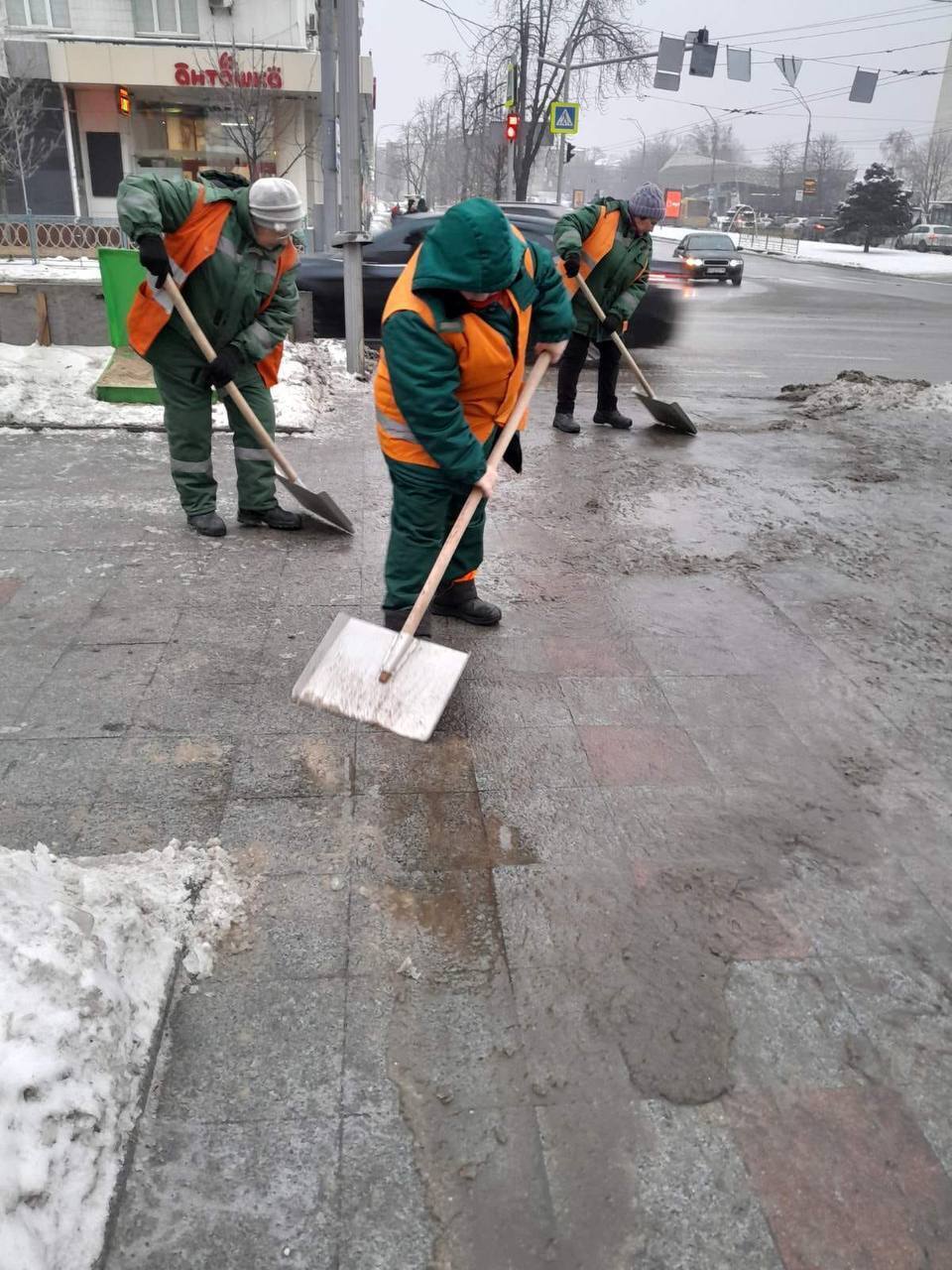 Задіяно понад 200 одиниць спецтехніки: у КМДА розповіли, як у Києві борються із ожеледицею. Фото та відео