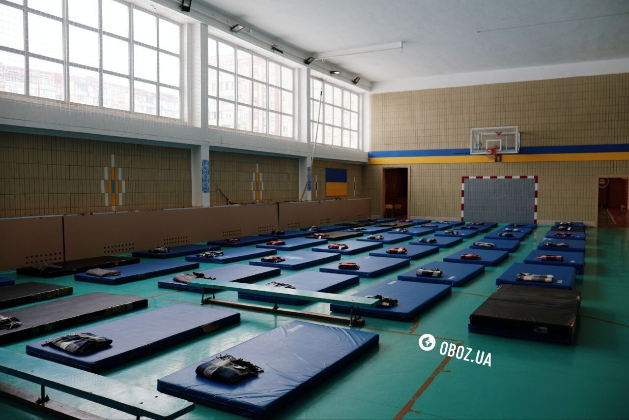 Гаряча їжа, тепло та місця для ночівлі: який вигляд мають "пункти незламності" у школах Києва на Троєщині. Фоторепортаж