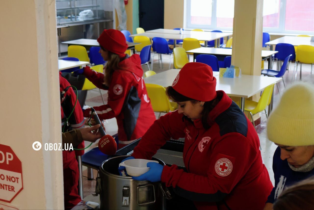 Гаряча їжа, тепло та місця для ночівлі: який вигляд мають "пункти незламності" у школах Києва на Троєщині. Фоторепортаж