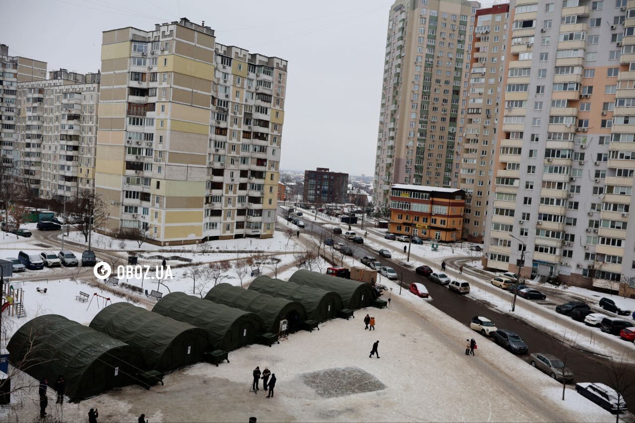 Гаряча їжа, тепло та місця для ночівлі: який вигляд мають "пункти незламності" у школах Києва на Троєщині. Фоторепортаж