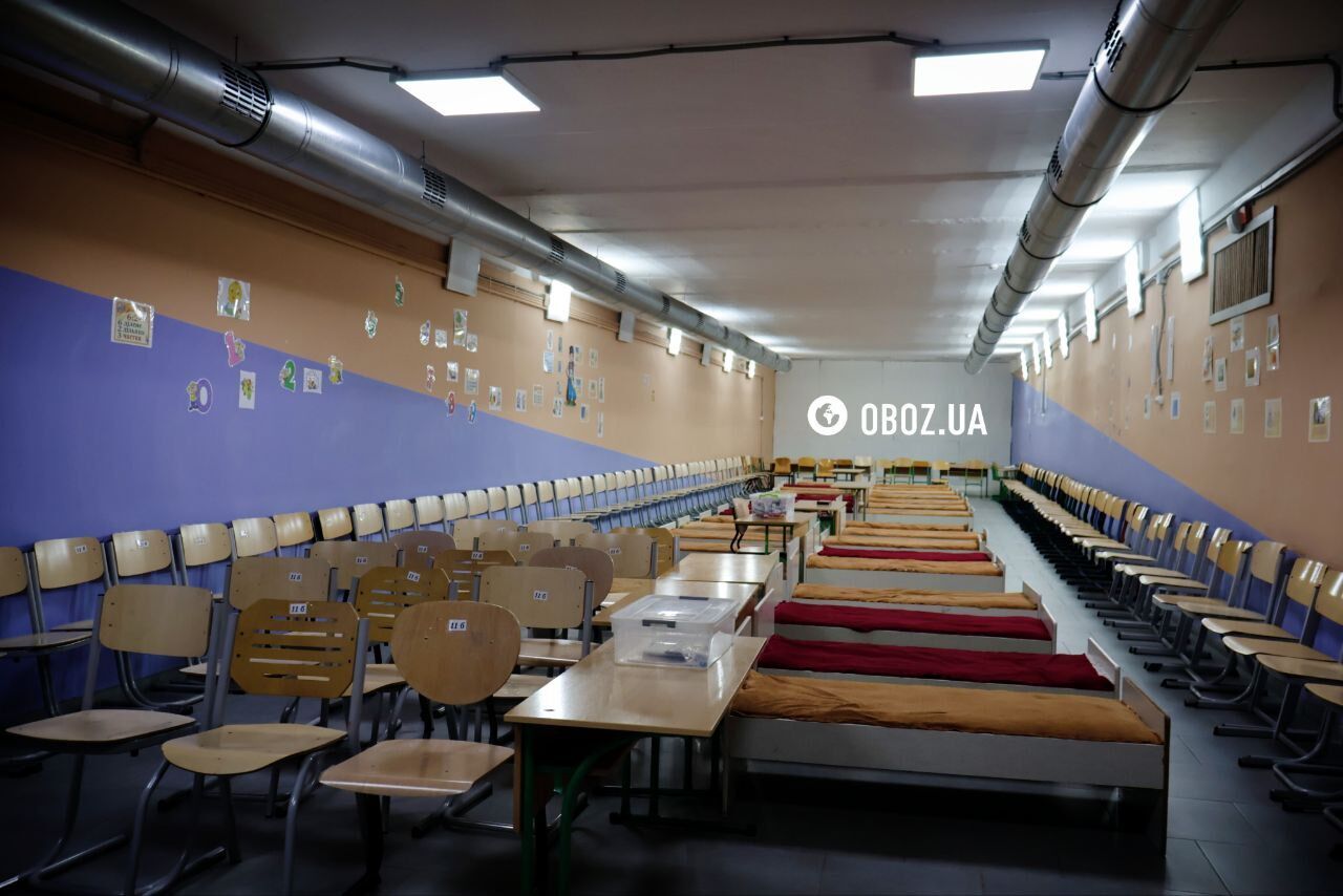 Гаряча їжа, тепло та місця для ночівлі: який вигляд мають "пункти незламності" у школах Києва на Троєщині. Фоторепортаж