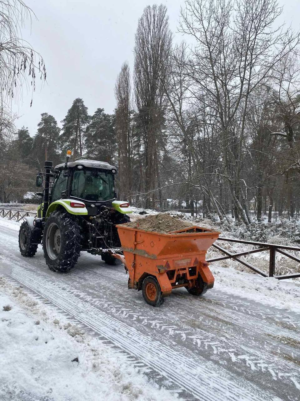 Задіяно понад 200 одиниць спецтехніки: у КМДА розповіли, як у Києві борються із ожеледицею. Фото та відео