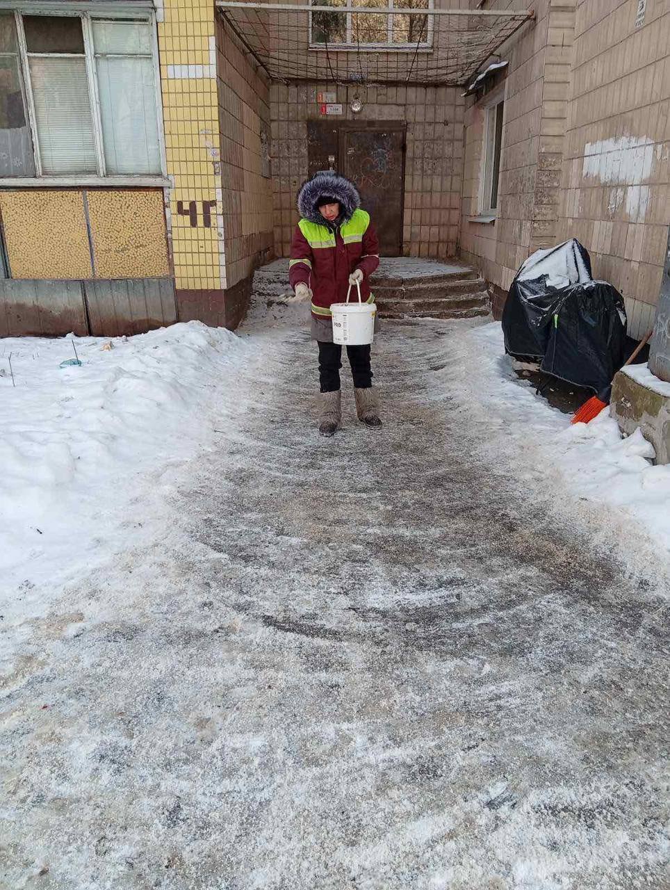 Задіяно понад 200 одиниць спецтехніки: у КМДА розповіли, як у Києві борються із ожеледицею. Фото та відео