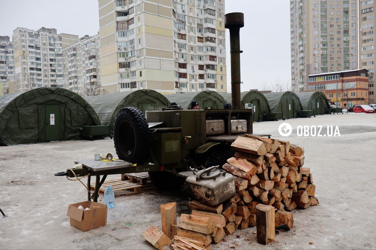 Гаряча їжа, тепло та місця для ночівлі: який вигляд мають "пункти незламності" у школах Києва на Троєщині. Фоторепортаж