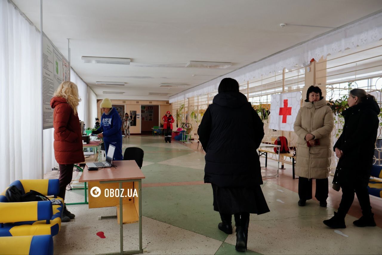 Гаряча їжа, тепло та місця для ночівлі: який вигляд мають "пункти незламності" у школах Києва на Троєщині. Фоторепортаж