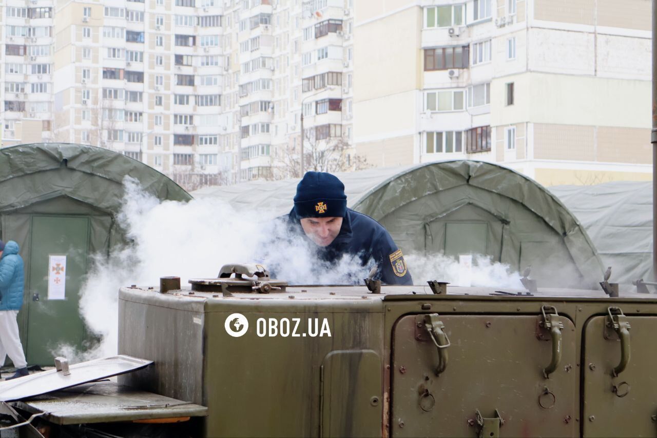 Гаряча їжа, тепло та місця для ночівлі: який вигляд мають "пункти незламності" у школах Києва на Троєщині. Фоторепортаж