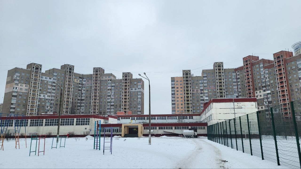 Гаряча їжа, тепло та місця для ночівлі: який вигляд мають "пункти незламності" у школах Києва на Троєщині. Фоторепортаж