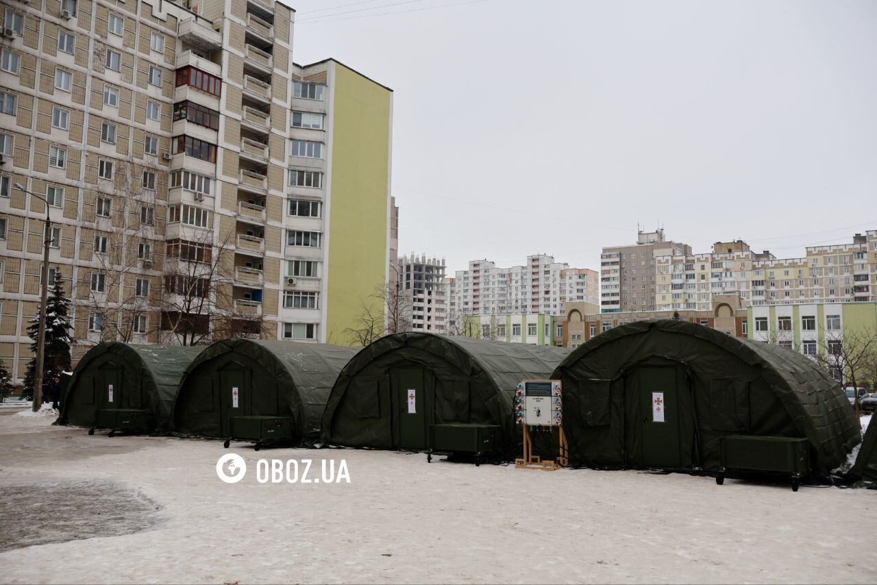 Гаряча їжа, тепло та місця для ночівлі: який вигляд мають "пункти незламності" у школах Києва на Троєщині. Фоторепортаж