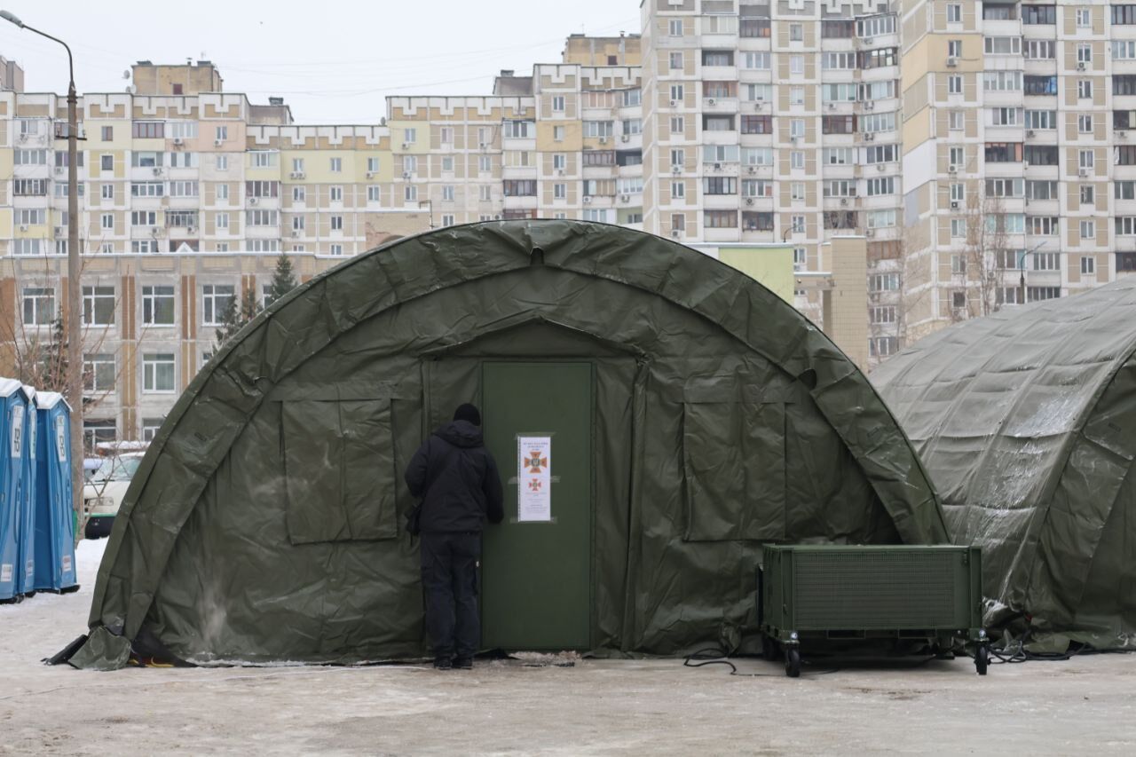 Гаряча їжа, тепло та місця для ночівлі: який вигляд мають "пункти незламності" у школах Києва на Троєщині. Фоторепортаж