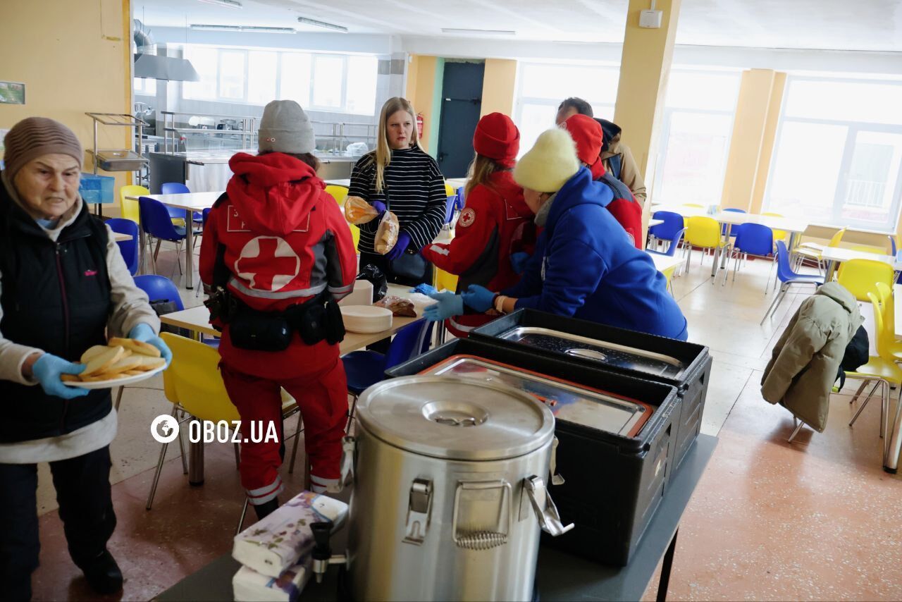 Гаряча їжа, тепло та місця для ночівлі: який вигляд мають "пункти незламності" у школах Києва на Троєщині. Фоторепортаж