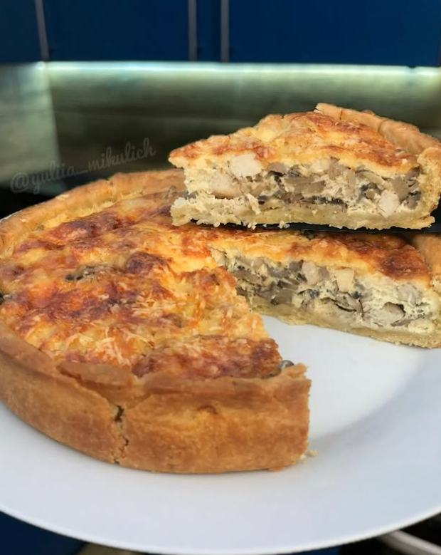 Сытный киш с курицей и грибами на обед: как приготовить вкусное блюдо