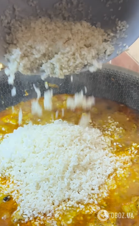 Смачний плов з м'ясом на вечерю: як приготувати ситну страву на сковорідці