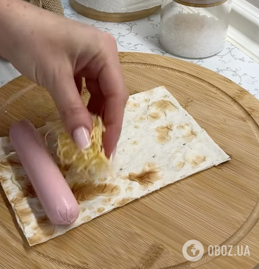 Трубочки з лаваша і сосисок у хрусткому клярі: найлегший рецепт ситної страви