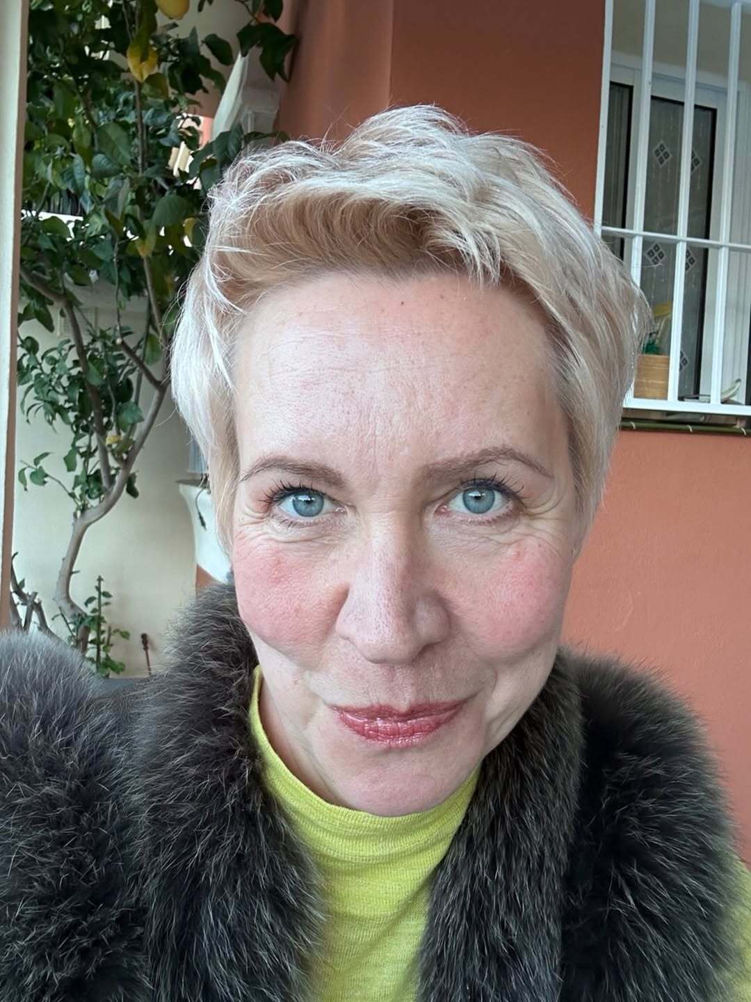 "Люди в Украине замерзают". Российская актриса в отчаянии обратилась к миру и показала, как помогла перезимовать украинским детям