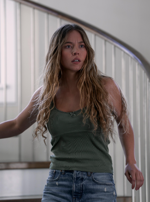 Звезда "Служанки" Сидни Суини "осквернила" главный символ Голливуда и нарвалась на проблемы с законом