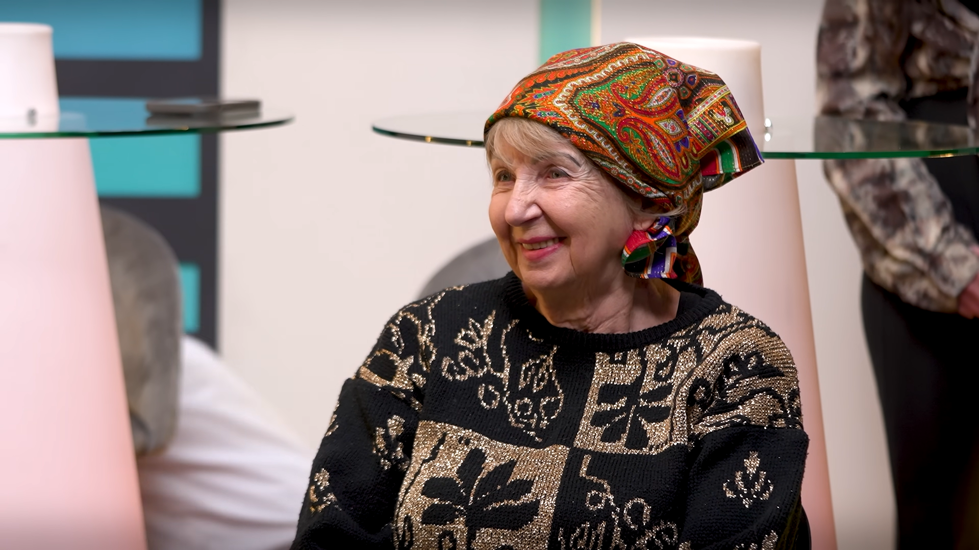 "Поднимайте шум, когда пенсионерам платят 2000 грн!" На известном шоу обматерили бабушку-актрису и оправдались за инцидент