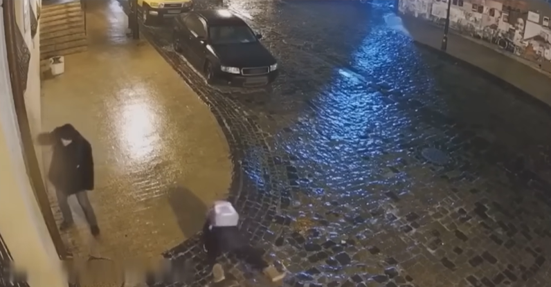 Як склалася доля дівчинки, яка відчайдушно підкорювала крижаний Андріївський узвіз, і чому вона більше не живе в Україні