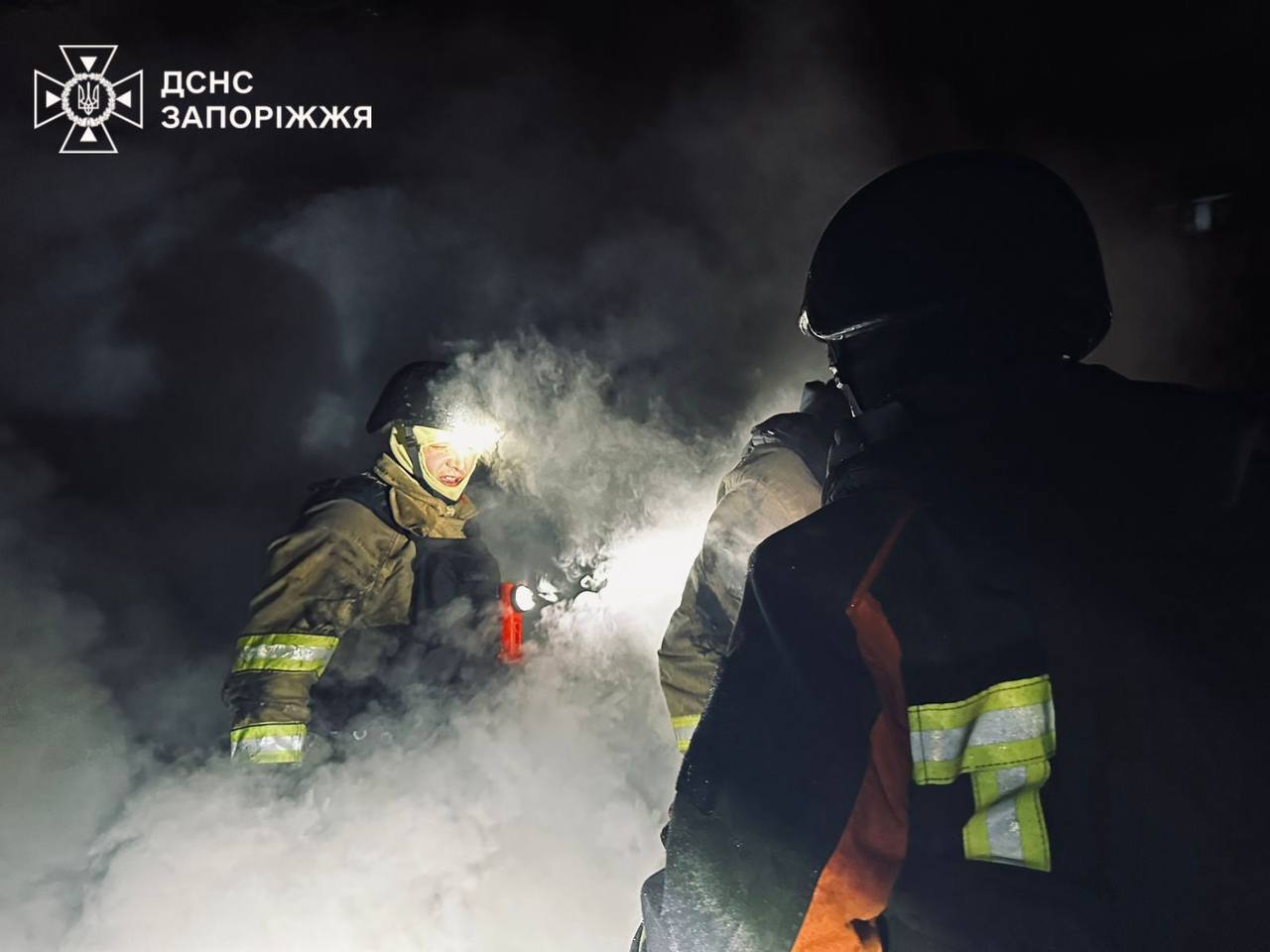 Россия ударила по Запорожью, есть прилет во двор многоэтажки: пострадали люди. Фото и видео