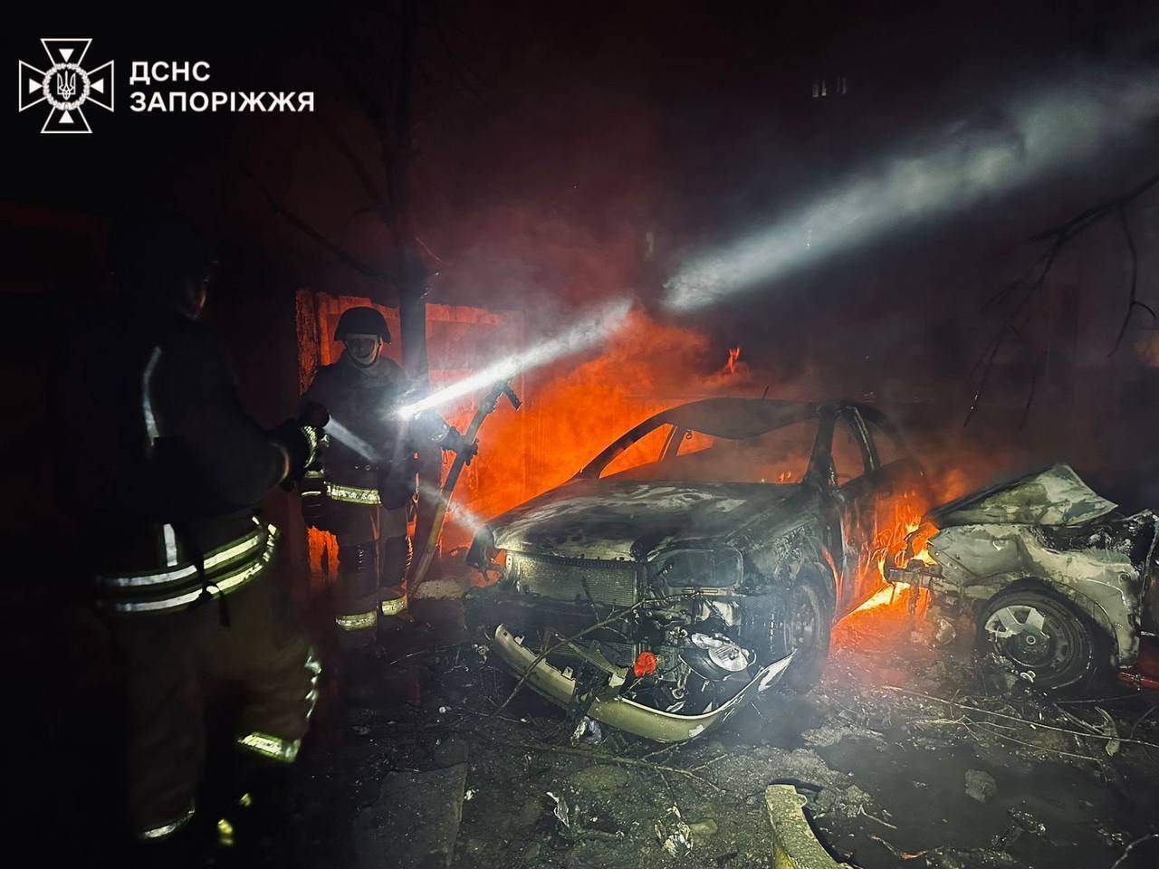 Россия ударила по Запорожью, есть прилет во двор многоэтажки: пострадали люди. Фото и видео