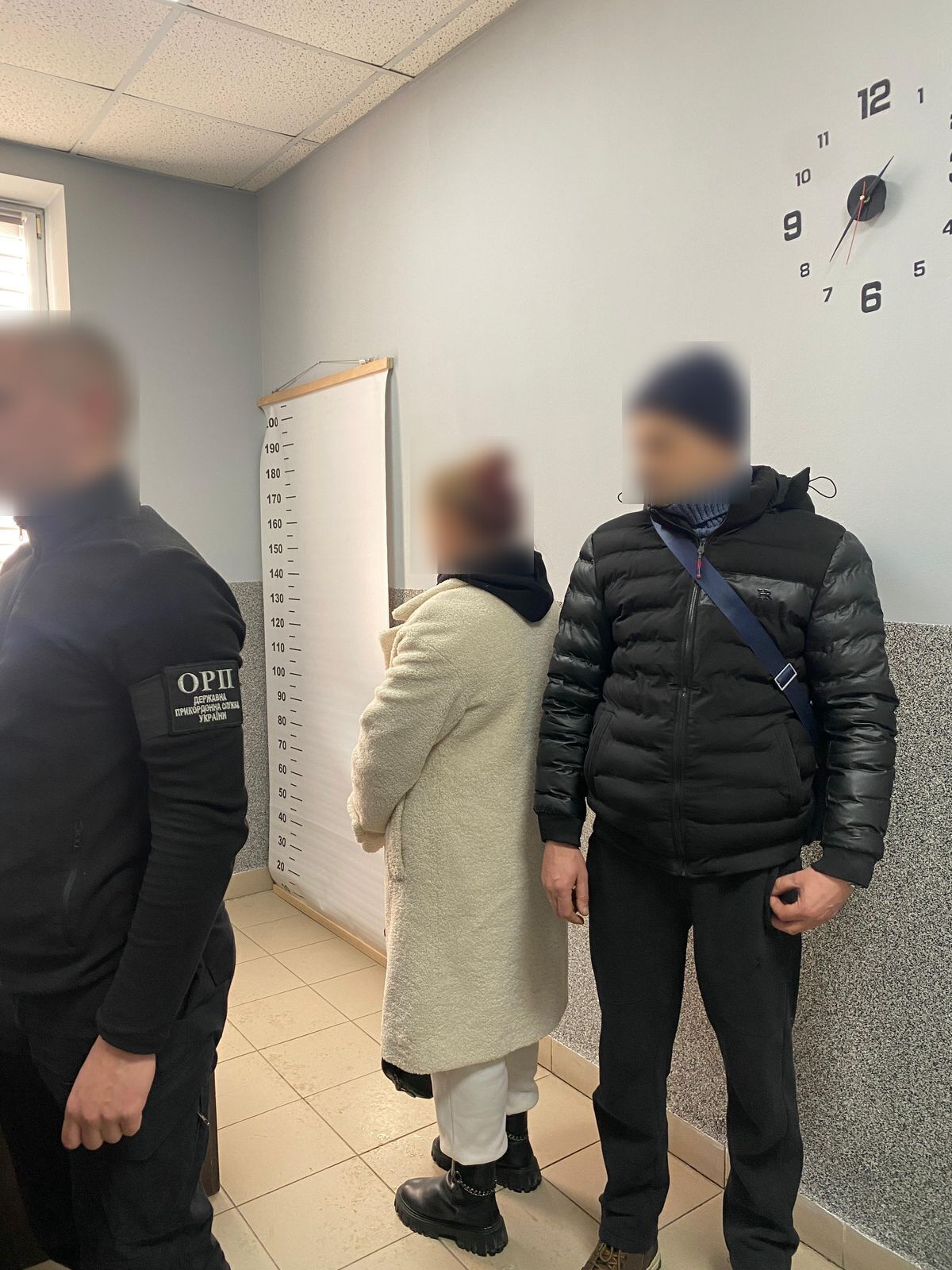 Мужчина женился на дочери бывшей жены, чтобы уехать за границу, но план провалился: как наказали