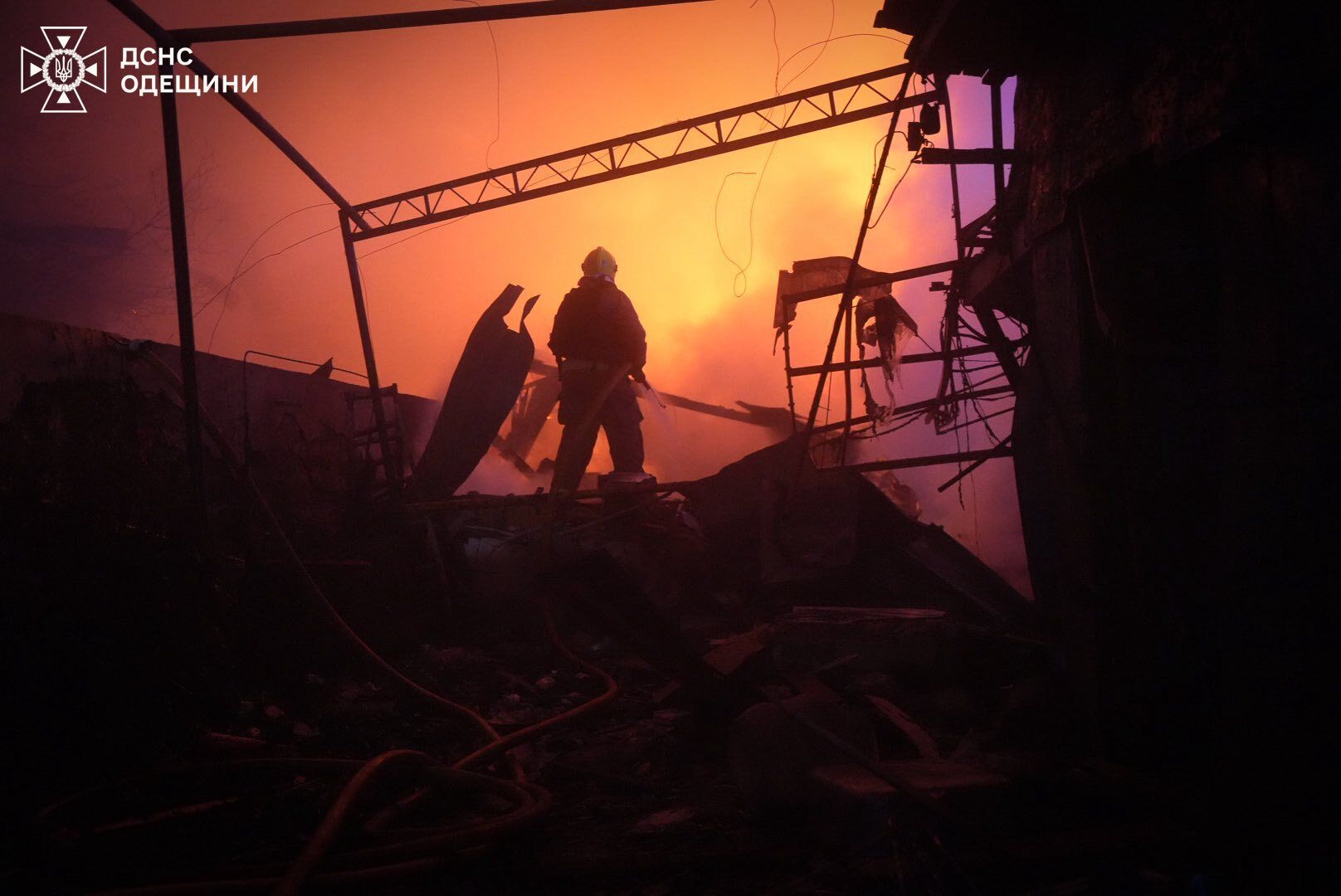 Росія вдарила по Одещині: сталась пожежа на території монастиря пошкоджено будівлі, є постраждалі. Фото і відео