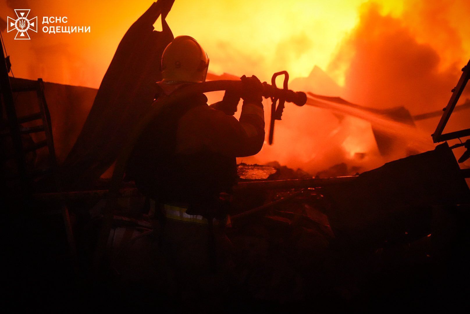 Росія вдарила по Одещині: сталась пожежа на території монастиря пошкоджено будівлі, є постраждалі. Фото і відео