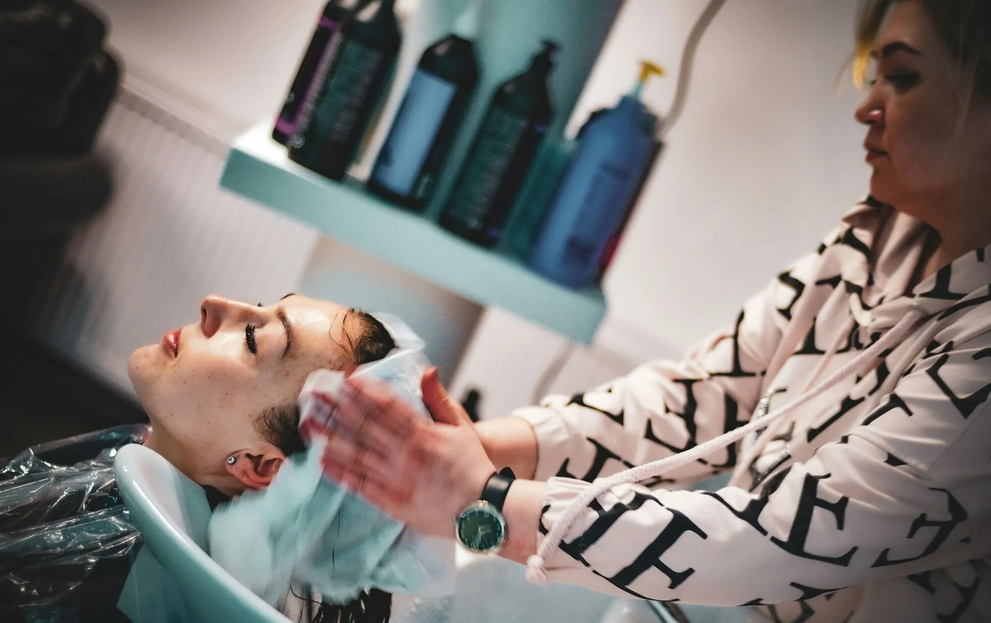 Волосся довше лишатиметься чистим: бʼюті-лайфхак, що змінить вашу рутину