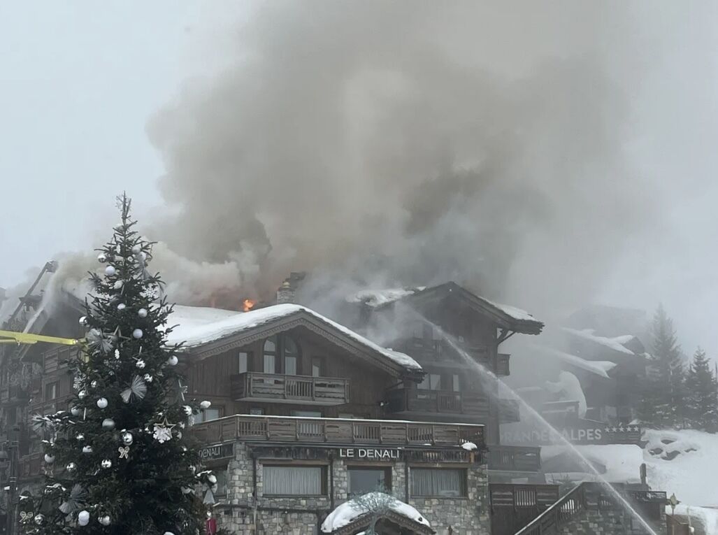 На гірськолижному курорті Куршевель другу добу горить п'ятизірковий готель, власниками якого називали українців: евакуювали десятки людей
