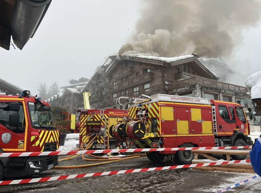 На гірськолижному курорті Куршевель другу добу горить п'ятизірковий готель, власниками якого називали українців: евакуювали десятки людей